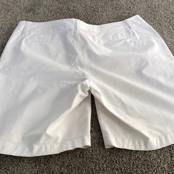 Carlson white shorts with multiple pockets - Picture 3 of 4